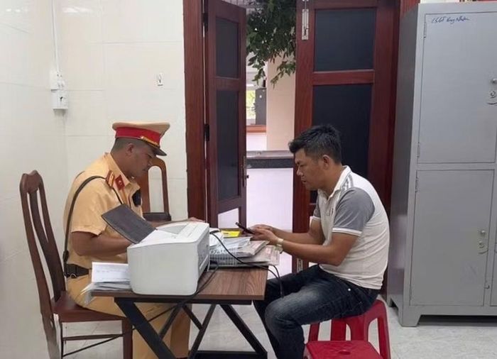 Cảnh sát giao thông xử lý vi phạm 1 trường hợp vi phạm lấn làn trên tuyến Quốc lộ 19 đoạn qua địa bàn xã Bình Khê. Ảnh: ĐVCC