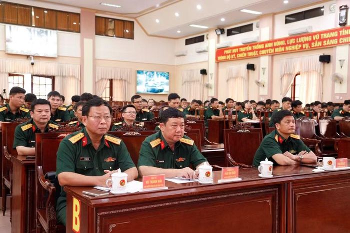 Các đại biểu tham dự lễ phát động đợt thi đua cao điểm. Ảnh: Hồng Phúc 