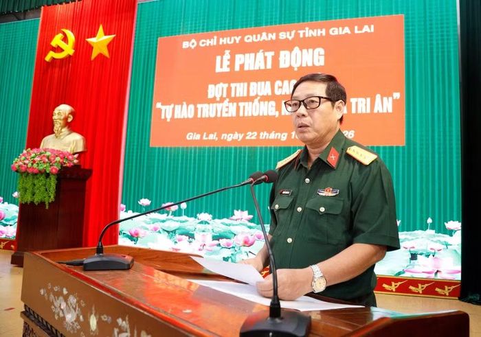  Đại tá Nguyễn Xuân Sơn - Phó Chính ủy Bộ CHQS tỉnh phát biểu tại lễ phát động thi đua. Ảnh: Hồng Phúc 