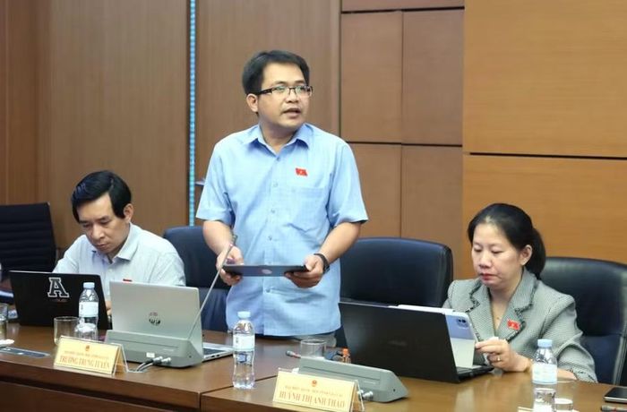  ĐB Trường Trung Tuyến đề nghị hoàn thiện chính sách tạo quỹ đất ở, đất sản xuất và xử lý dứt điểm những vướng mắc liên quan đến đất có nguồn gốc nông, lâm trường. Ảnh: Đoàn ĐBQH tỉnh Gia Lai 