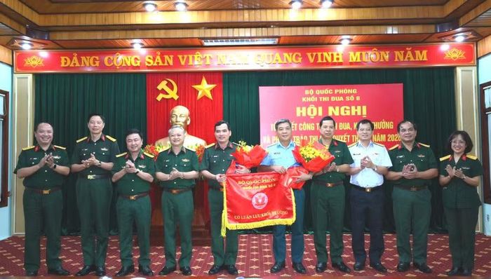  Binh đoàn 15 bàn giao nhiệm vụ Khối trưởng Khối thi đua số 8 năm 2027 cho Binh đoàn 16 và nhiệm vụ Khối phó cho Binh đoàn 18. Ảnh: Trần Thúy 