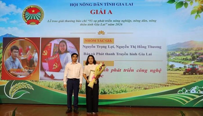  Trao giải A Giải thưởng báo chí “Vì sự phát triển nông nghiệp, nông dân, nông thôn Gia Lai” cho đại diện nhóm tác giả. Ảnh: Minh Khoa 