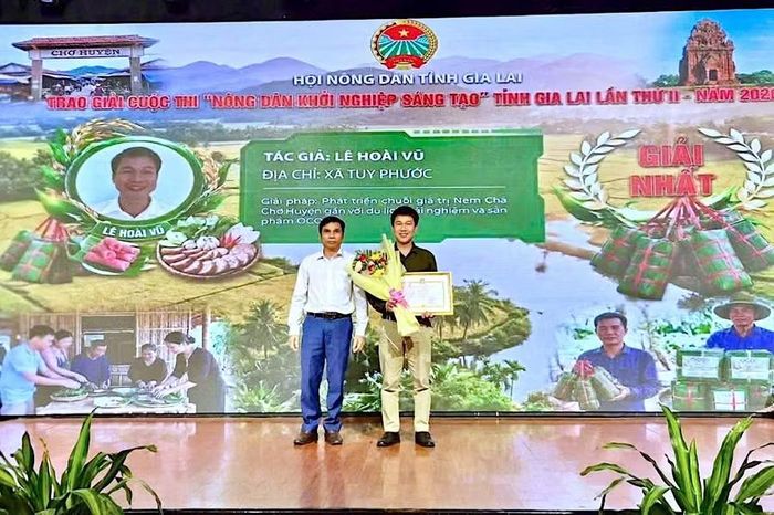  Ban Tổ chức trao giải nhất cuộc thi “Nông dân khởi nghiệp sáng tạo” cho nông dân Lê Hoài Vũ (xã Tuy Phước). Ảnh: Minh Lý 