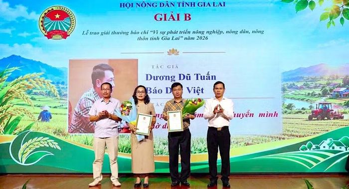  Trao giải B Giải thưởng báo chí “Vì sự phát triển nông nghiệp, nông dân, nông thôn Gia Lai” cho các tác giả. Ảnh: Minh Tiến 