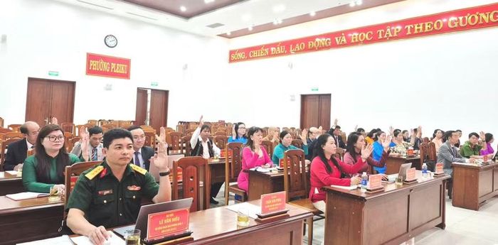 Đại biểu HĐND phường Pleiku biểu quyết thông qua các nghị quyết tại kỳ họp. Ảnh: Phương Thảo