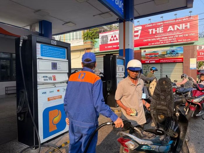 Petrolimex là 1 trong 2 đầu mối tiếp tục bán xăng dầu thấp hơn giá trần. Ảnh: Phương Vi