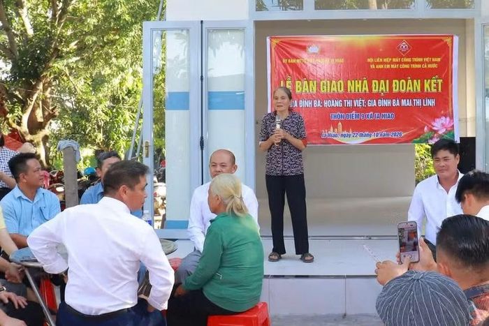  Đại diện các hộ gia đình phát biểu cảm ơn các nhà hảo tâm tại lễ bàn giao nhà "Đại đoàn kết". Ảnh: Lạc Hà 