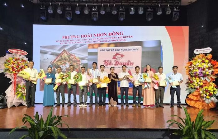 Ban Chấp hành Hội Nông dân tỉnh trao giấy chứng nhận hộ sản xuất, kinh doanh giỏi 5 năm liền cho các hộ có thành tích xuất sắc trong phong trào. Ảnh: Hồng Thương