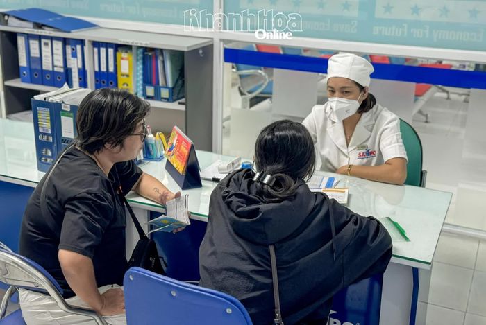 Người dân được tư vấn trước khi tiêm vắc xin phòng bệnh tại Cơ sở tiêm chủng SAFPO Nha Trang.