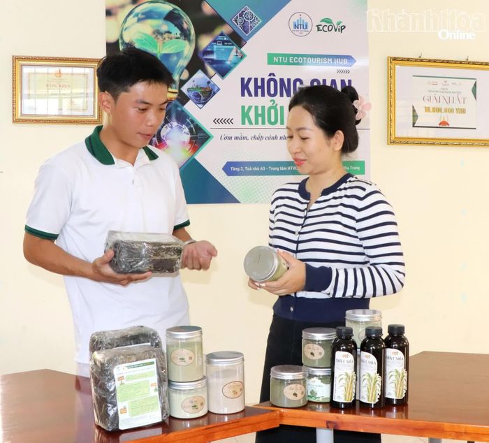 Sinh viên Nguyễn Hoàng Cường giới thiệu sản phẩm chế phẩm vi sinh, những sản phẩm nông nghiệp hữu cơ sử dụng chế phẩm sinh học.