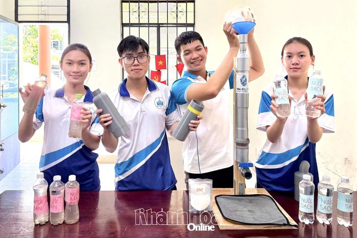 Nhóm sinh viên thiết kế và thực hiện sản phẩm ống lọc nước tinh khiết VNFilter.