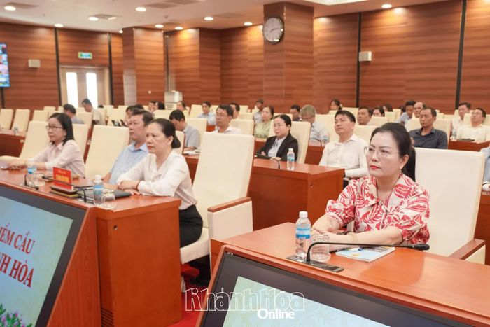 Các đồng chí: Lê Vinh Liên Trang, Phạm Thị Xuân Trang và các đại biểu tham dự hội nghị tại điểm cầu Khánh Hòa.
