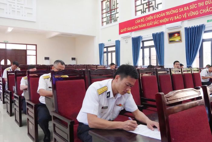 Thí sinh thi viết nghị quyết.