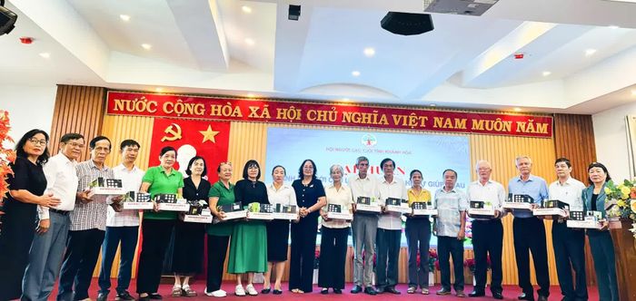 Lãnh đạo Hội Người cao tuổi tỉnh tặng thiết bị cho các câu lạc bộ.