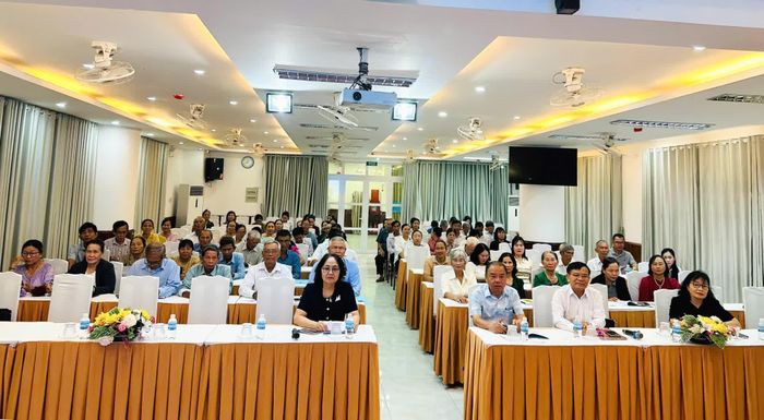Các đại biểu và học viên tham gia lớp tập huấn.
