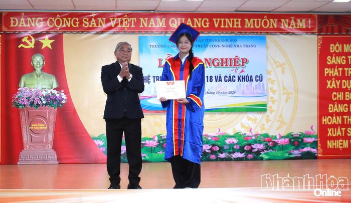 Hiệu trưởng Trường Cao đẳng Kỹ thuật Công nghệ Nha Trang trao giấy khen cho tập thể xuất sắc.