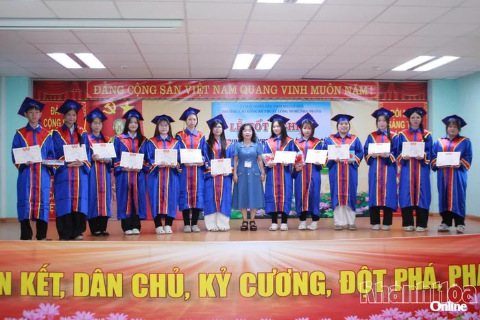 Phó Hiệu trưởng nhà trường trao giấy khen cho học sinh xếp loại giỏi.