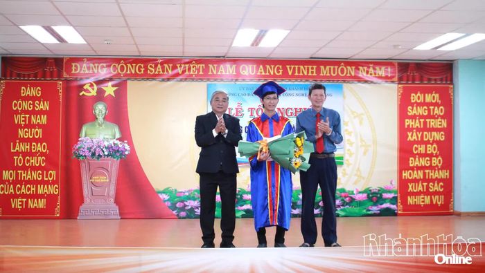 Ban Giám hiệu nhà trường trao giấy khen và phần thưởng cho học sinh xếp loại xuất sắc. 