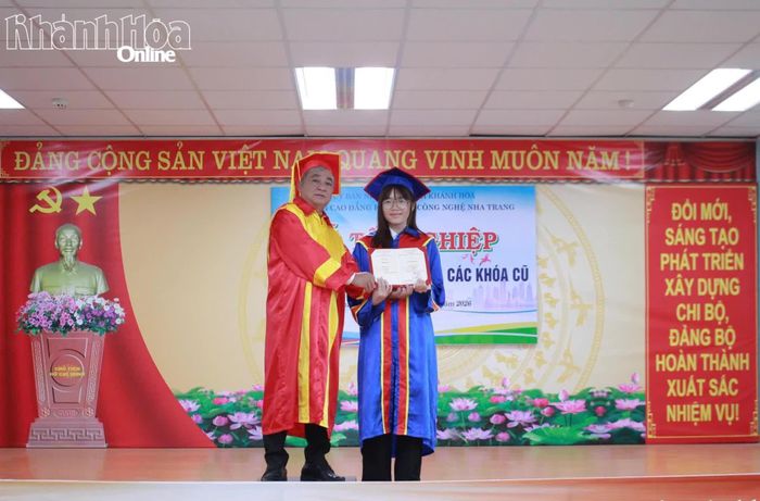 Hiệu trưởng Trường Cao đẳng Kỹ thuật Công nghệ Nha Trang trao bằng tốt nghiệp cho học sinh.