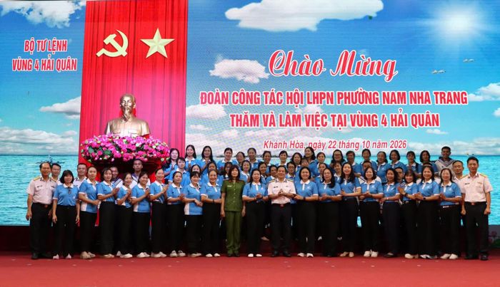 Đoàn công tác chụp ảnh lưu niệm cùng cán bộ, chiến sĩ Vùng 4 Hải quân. 