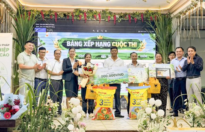 Trao giải cuộc thi "Nhà nông đua tài".