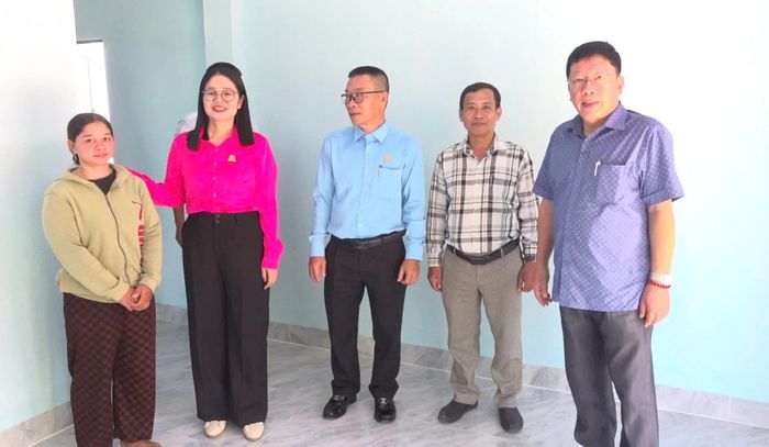 Lãnh đạo xã Khánh Vĩnh và đại diện Công ty Yến sào Khánh Hòa tham quan nhà mới, thăm hỏi tình hình gia đình ông Cao Minh Phụng. Ảnh: PHÙNG QUỲNH.