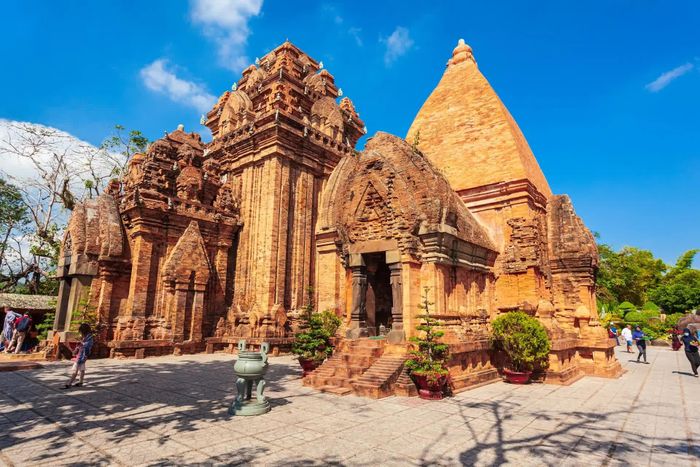 Du khách có thể thong dong trải nghiệm và cảm nhận bề dày văn hóa bản địa tại Nha Trang | Nguồn: Traveloka.