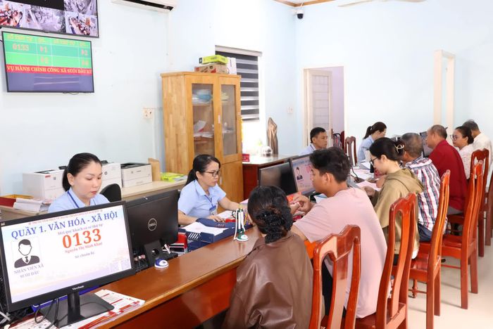 Người dân đến làm thủ tục tại Trung tâm Phục vụ hành chính công xã Suối Dầu.