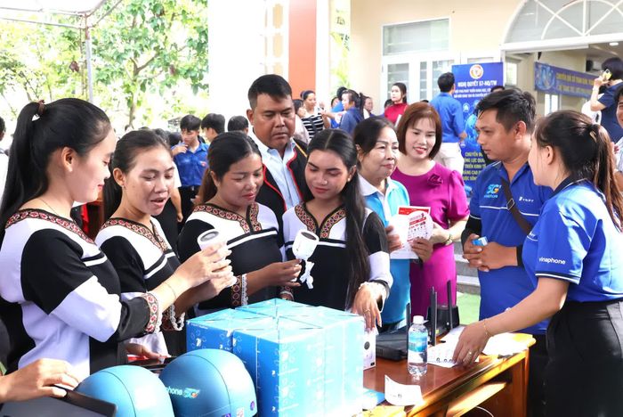 Người dân xã Suối Dầu tìm hiểu công nghệ số tại Ngày hội Công nghệ số diễn ra trên địa bàn xã.