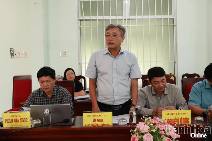 Đại diện Văn phòng Đăng ký đất đai tỉnh phát biểu tại buổi giám sát ở phường Hòa Thắng.