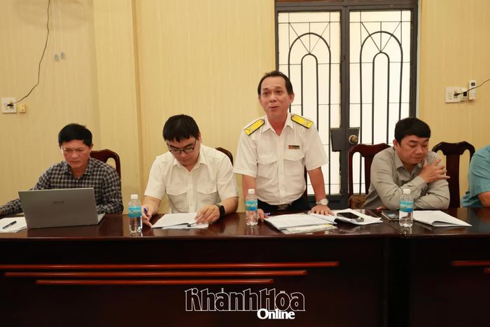 Đại diện Thuế tỉnh phát biểu trong buổi giám sát tại xã Tây Ninh Hòa.
