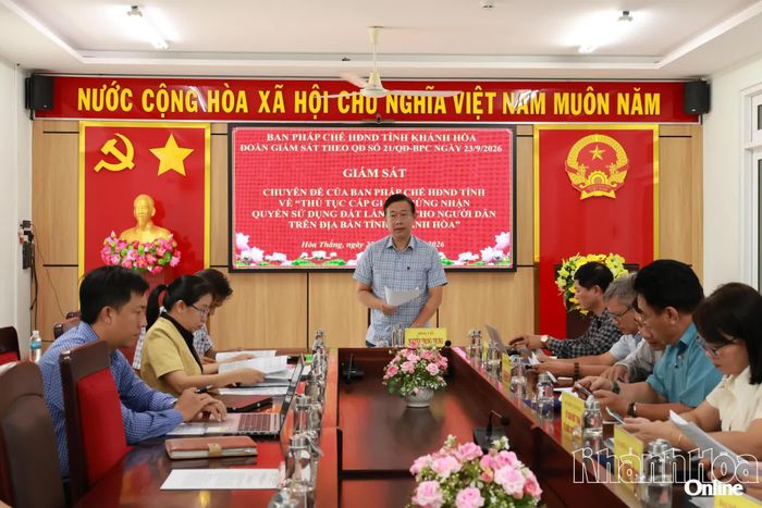 Đại diện Đoàn giám sát của Ban Pháp chế HĐND tỉnh Khánh Hòa phát biểu tại buổi giám sát tại phường Hòa Thắng.