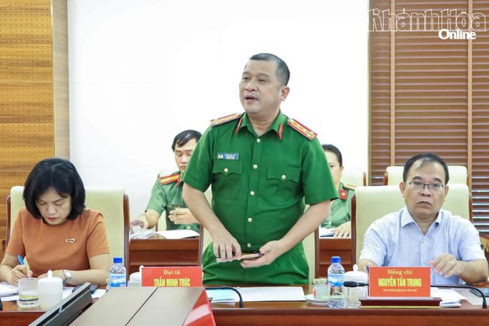 Lãnh đạo Công an tỉnh báo cáo một số nội dung tại buổi làm việc.