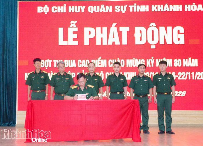 Các cơ quan, đơn vị ký kết giao ước thi đua.