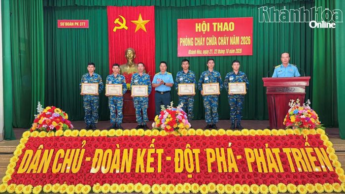 Ban tổ chức trao thưởng cho các đội có thành tích xuất sắc trong hội thao.