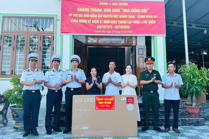 Đảng ủy - Bộ Tư lệnh Vùng 4 Hải quân tặng phần quà thiết thực phục vụ đời sống gia đình.