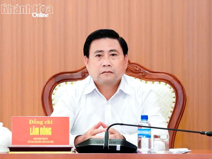 Đồng chí Lâm Đông chủ trì tại điểm cầu Ban Tổ chức Tỉnh ủy.