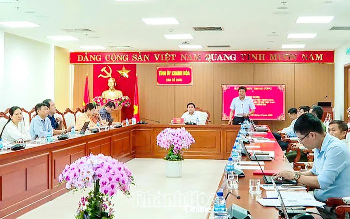 Phó Chủ tịch Ủy ban MTTQ Việt Nam tỉnh Lê Văn Hoan phát biểu tại hội nghị.