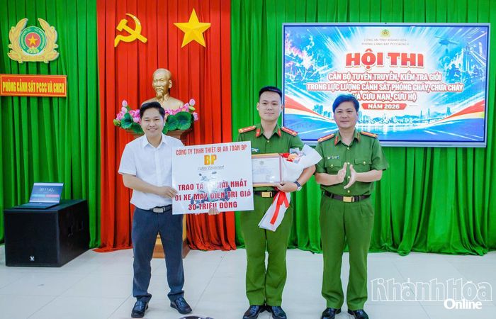 Đại diện Ban tổ chức trao giải cá nhân có phần thi tuyên truyền xuất sắc nhất.