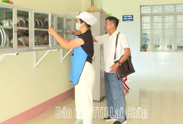 ... kiểm tra tại bếp ăn Trường Mầm non Than Uyên.