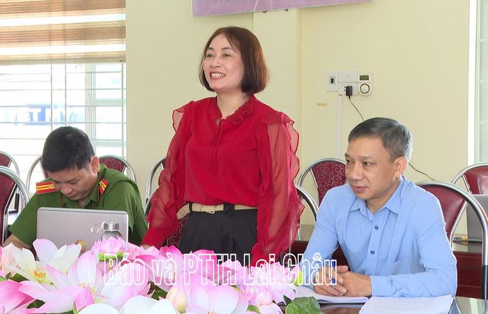 Lãnh đạo Trường Mầm non Than Uyên báo cáo tình hình vệ sinh ATTP.
