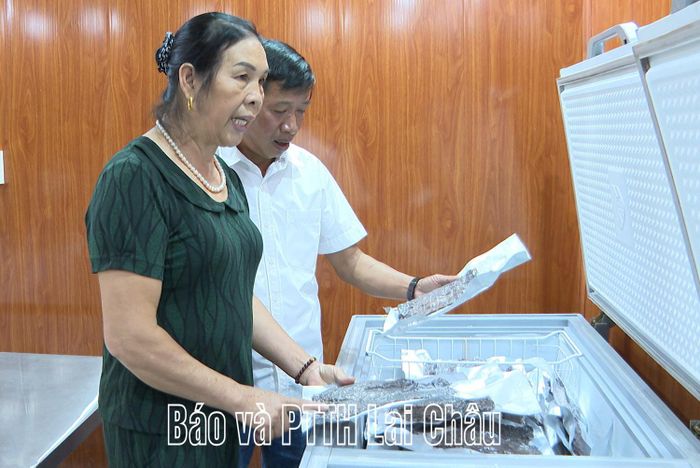 ... tại cơ sở sản xuất các sản phẩm OCOP trên địa bàn xã Than Uyên.