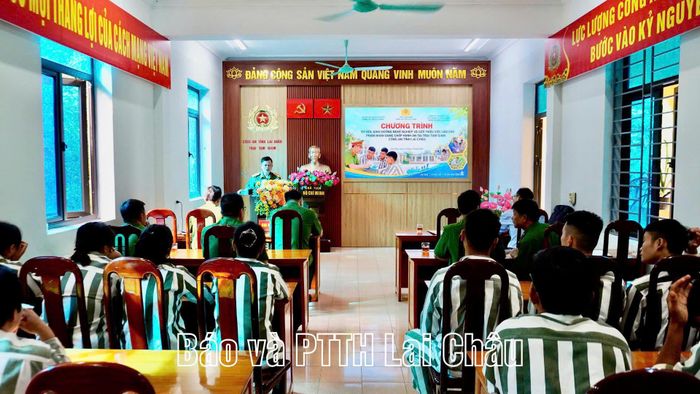 Quang cảnh chương trình tư vấn, định hướng nghề nghiệp và giới thiệu việc làm cho phạm nhân.
