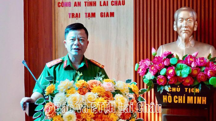 Đại tá Đinh Hồng Dương - Trưởng Phòng Cảnh sát THAHS và Hỗ trợ tư pháp (Công an tỉnh) phát biểu tại chương trình.