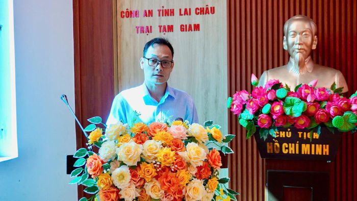 Đại diện Công ty TNHH Đầu tư Xây dựng và Phát triển nông nghiệp Lai Châu tư vấn, định hướng nghề nghiệp cho phạm nhân.