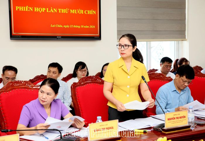 Lãnh đạo Văn phòng Đoàn ĐBQH và HĐND tỉnh trình bày các nội dung tại phiên họp. 