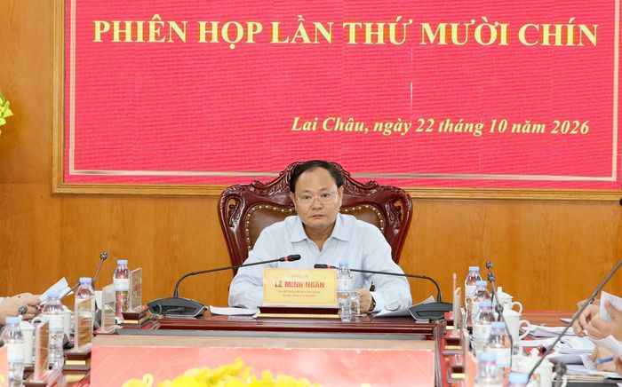 Đồng chí Lê Minh Ngân - Bí thư Tỉnh uỷ, Chủ tịch HĐND tỉnh phát biểu kết luận phiên họp. 