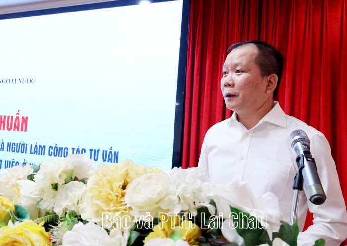 Ông Bùi Sỹ Tuấn - Phó Cục trưởng Cục Quản lý lao động ngoài nước phát biểu khai mạc tại hội nghị.