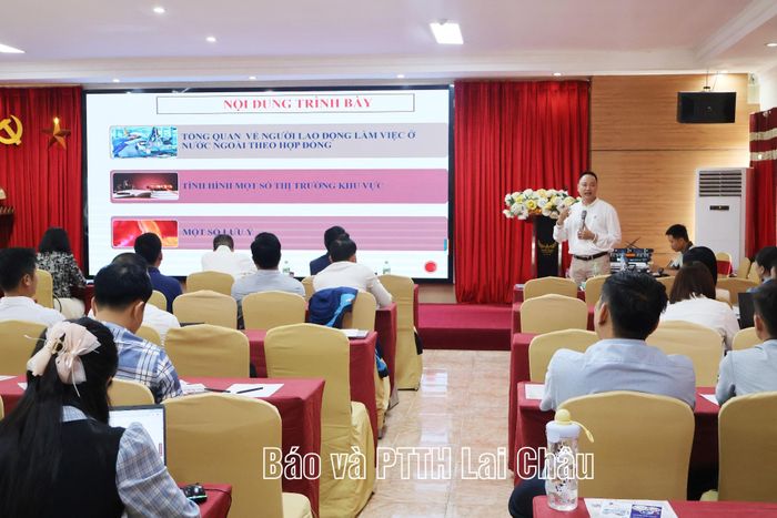 Giảng viên thông tin về tình hình người lao động Việt Nam đi làm việc ở nước ngoài theo hợp đồng và một số thị trường lao động trong khu vực.