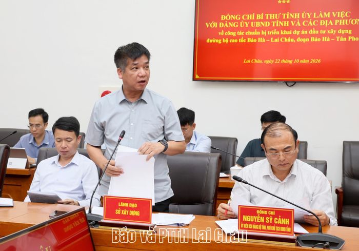 Lãnh đạo Sở Xây dựng báo cáo công tác chuẩn bị triển khai dự án đầu tư xây dựng đường bộ cao tốc Bảo Hà - Lai Châu, đoạn Bảo Hà - Tân Phong.